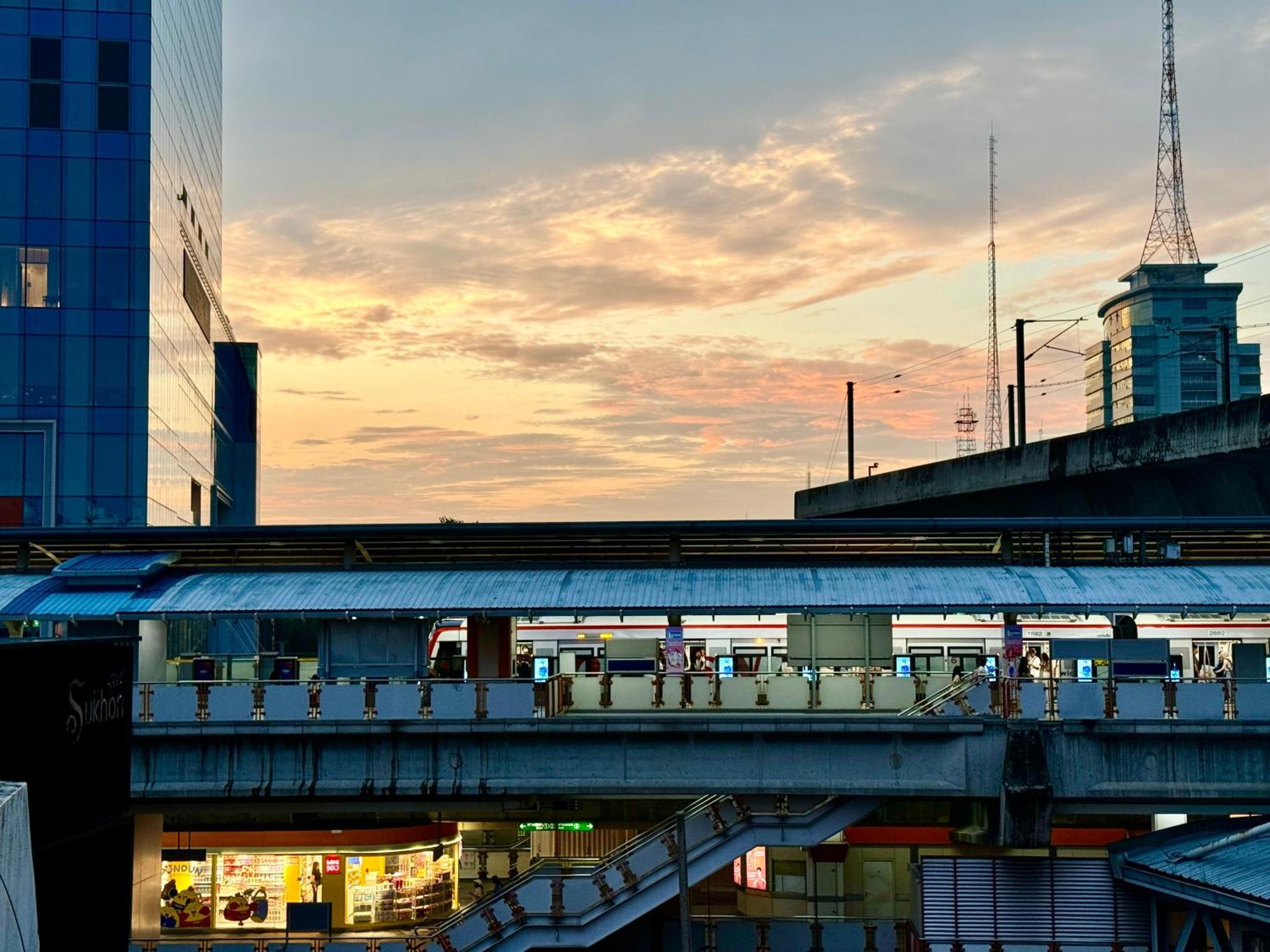 Avalan Phayathai Airport Link Bangkok Exterior photo